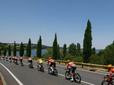 Cycling - Tour de France - Stage 5 - Lannemezan to Pau - Lannemezan, France - July 8, 2026 Cyclists, including Uno-X Mobility's Torstein Traeen wearing the yellow jersey, in action during stage 5 REUTERS/Gonzalo Fuentes   TPX IMAGES OF THE DAY