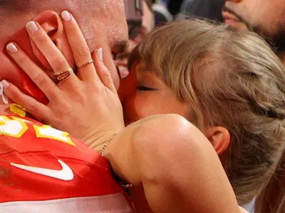 FILE PHOTO: Football - NFL - Super Bowl LVIII - Kansas City Chiefs v San Francisco 49ers - Allegiant Stadium, Las Vegas, Nevada, United States - February 11, 2024 Kansas City Chiefs' Travis Kelce kisses partner Taylor Swift as they celebrate after Kansas City Chiefs win Super Bowl LVIII REUTERS/Brian Snyder/File Photo