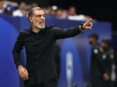 Fateh's Croatian coach Slaven Bilic speaks to his players during the Saudi Pro League football match between Al-Hilal and Al-Fateh at the Kingdom Arena stadium in Riyadh on April 26, 2024.,Image: 868147458, License: Rights-managed, Restrictions:, Model Release: no 