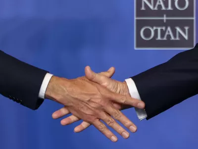 NATO Secretary General Mark Rutte and U.S. President Donald Trump shake hands as Trump arrives ahead of a family photo at a NATO leaders' summit in Ankara, Turkey, July 8, 2026. REUTERS/Stoyan Nenov   TPX IMAGES OF THE DAY / Foto: Stoyan Nenov