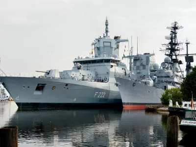 14 August 2025, Lower Saxony, Wilhelmshaven: The frigate "Baden-W&uuml;rttemberg" (l, F 222) lies alongside the former destroyer "M&ouml;lders" (D 186), today a museum ship in the Wilhelmshaven Naval Museum. From aboard the frigate "Baden-W&uuml;rttemberg", Commander Frigate Captain Bogislav von Puttkamer was able to welcome his father, former Flotilla Admiral Hubertus von Puttkamer, former commander of the "M&ouml;lders". Photo: Hauke-Christian Dittrich/dpa,Image: 1029375137, License: Rights-managed, Restrictions: GERMANY OUT, Model Release: no