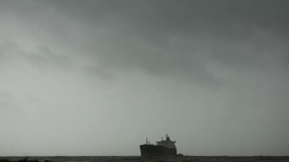 Dark monsoon clouds above the Nicaragua-flagged merchant tanker MT Al Jafzia, which drifted after its anchor broke amid rough monsoon sea conditions, off Manori beach in Mumbai, India, July 7, 2026. REUTERS/Francis Mascarenhas   TPX IMAGES OF THE DAY