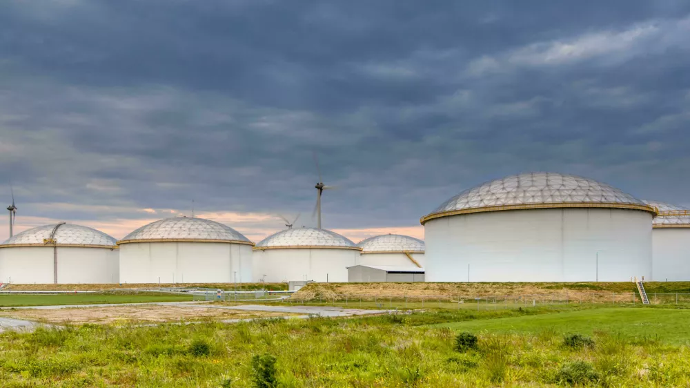 R0CX1G Panorama of a huge strategic fuel storage teminal in a big harbor in EuropeSkladi&scaron;če zemeljskega plina na Nizozemskem