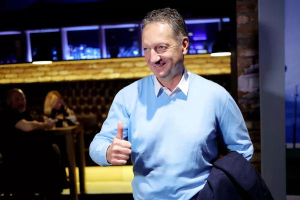 Koper, Snack Bar Zusterna.Lokalne volitve 2022.Kandidat stranke Koper je nas za zupana Mestne obcine Koper Boris Popovic med pricakovanjem rezultatov lokalnih volitev v Snack Baru Zusterna.
