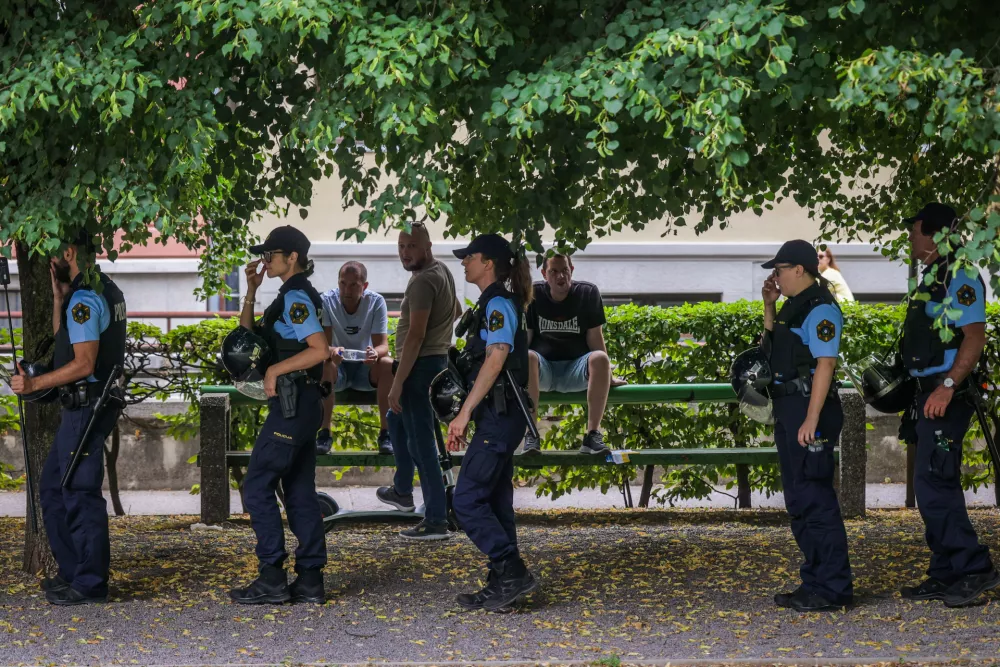 Ljubljana, Miklosicev park.Protestni shod z naslovom Nato, mir nam dajte! v organizaciji Studentskega drustva Iskra, na katerem so med drugim zahtevali takojsen izstop Slovenije iz Nata, uvedbo sankcij proti ZDA in Izraelu ter preusmeritev vojaskih izdatkov v javne storitve.
