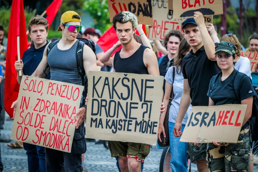 Ljubljana, Miklosicev park.Protestni shod z naslovom Nato, mir nam dajte! v organizaciji Studentskega drustva Iskra, na katerem so med drugim zahtevali takojsen izstop Slovenije iz Nata, uvedbo sankcij proti ZDA in Izraelu ter preusmeritev vojaskih izdatkov v javne storitve.