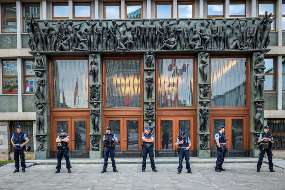 Ljubljana, Miklosicev park.Protestni shod z naslovom Nato, mir nam dajte! v organizaciji Studentskega drustva Iskra, na katerem so med drugim zahtevali takojsen izstop Slovenije iz Nata, uvedbo sankcij proti ZDA in Izraelu ter preusmeritev vojaskih izdatkov v javne storitve.