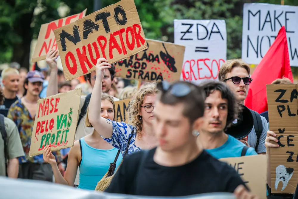 Ljubljana, Miklosicev park.Protestni shod z naslovom Nato, mir nam dajte! v organizaciji Studentskega drustva Iskra, na katerem so med drugim zahtevali takojsen izstop Slovenije iz Nata, uvedbo sankcij proti ZDA in Izraelu ter preusmeritev vojaskih izdatkov v javne storitve.