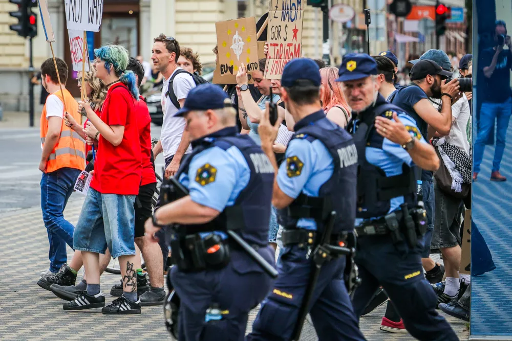 Ljubljana, Miklosicev park.Protestni shod z naslovom Nato, mir nam dajte! v organizaciji Studentskega drustva Iskra, na katerem so med drugim zahtevali takojsen izstop Slovenije iz Nata, uvedbo sankcij proti ZDA in Izraelu ter preusmeritev vojaskih izdatkov v javne storitve.