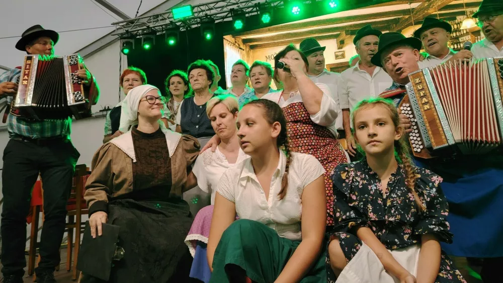pivo in cvetje / Foto: Mojca Marot