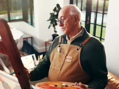 Elderly man, painting and canvas for art, drawing process and sketch for artwork. Above, senior artist and easel with color palette for craft creation, diy masterpiece and exhibition project at house / Foto: Jacob Wackerhausen Getty Images