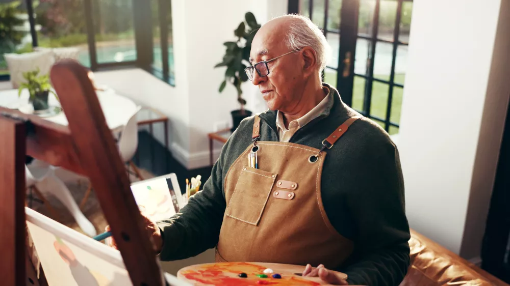 Elderly man, painting and canvas for art, drawing process and sketch for artwork. Above, senior artist and easel with color palette for craft creation, diy masterpiece and exhibition project at house / Foto: Jacob Wackerhausen Getty Images