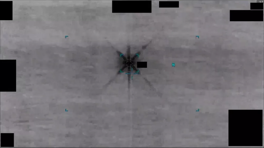 Eden od videoposnetkov prikazuje predmet v Rumenem morju, ki je na voja&scaron;kih senzorjih videti kot območje kontrasta v obliki &scaron;estkrake zvezde. 