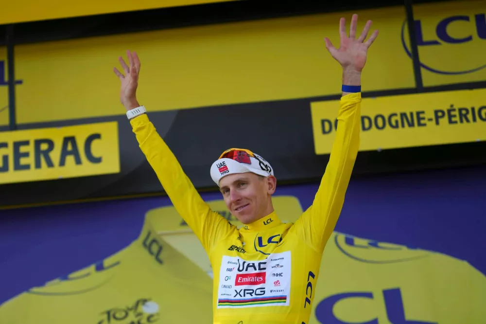 Slovenia's Tadej Pogacar, wearing the overall leader's yellow jersey, celebrates on the podium after the eighth stage of the Tour de France cycling race with start in Perigueux and finish in Bergerac, France, Saturday, July 11, 2026. (AP Photo/Thibault Camus) / Foto: Thibault Camus