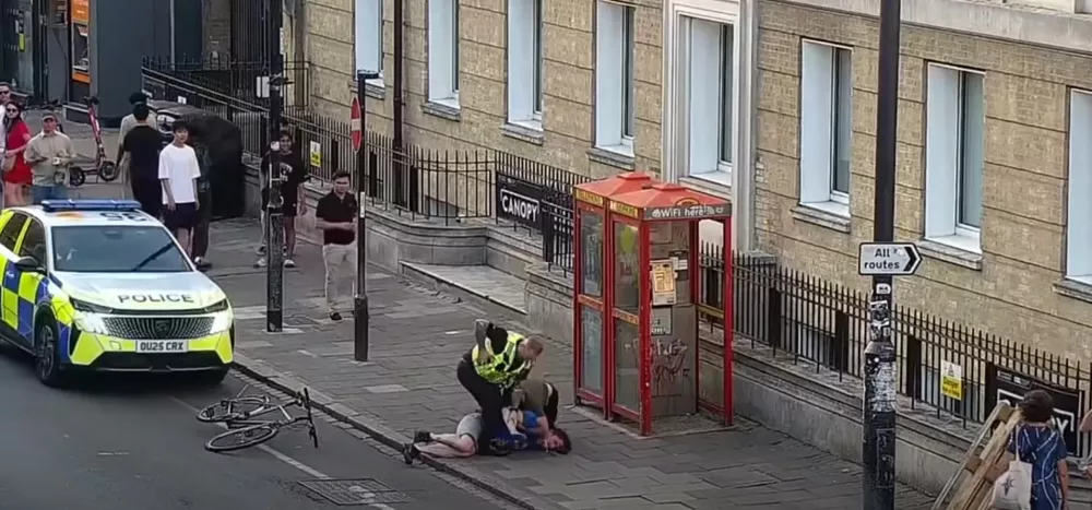 Na koncu so mu nadeli lisice in ga odpeljali v pripor. / Foto: Facebook/policing Cambridge City