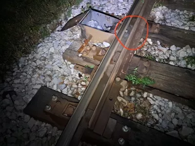 S sabotažo povzročil iztirjenje vlaka, njegov cilj naj bi bile zgolj izbolj&scaron;ave