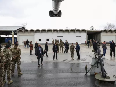 - simbolična fotografija &ndash; vojaki SV -- 31.03.2023 &ndash; Slovenska vojska (SV) - Voja&scaron;nica Ivana Cankarja Vrhnika - obisk predsednice republike v okviru katerega se je seznanila s stanjem pripravljenosti Slovenske vojske v letu 2022, //FOTO: Jaka Gasar / Foto: Jaka Gasar