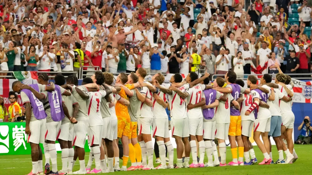 England players greet fans after the World Cup quarterfinal soccer match between Norway and England in Miami Gardens, Fla., Saturday, July 11, 2026. (AP Photo/Chris Carlson)