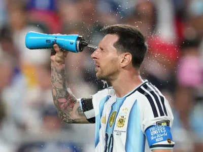 Argentina's Lionel Messi (10) splashes water on his face during the World Cup quarterfinal soccer match between Argentina and Switzerland in Kansas City, Mo., Saturday, July 11, 2026. (AP Photo/Ed Zurga)