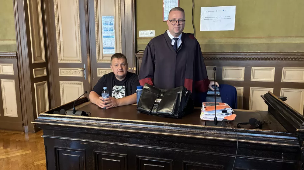 Po desetih letih kazenskega postopka je tožilstvo zoper Sebastjana Macuha (levo) obtožbo umaknilo. Na sliki z zagovornikom Erikom &Scaron;ulerjem.