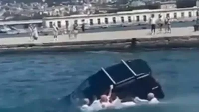 Kadeti so brez pomisleka skočili v morje in iz potapljajočega se avta re&scaron;ili voznika. 