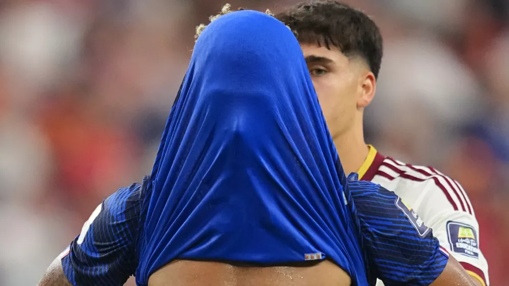 France's Desire Doue covers his face after his side's lost against Spain at the end of their World Cup semifinal soccer match in Arlington, Texas, near Dallas, Tuesday, July 14, 2026. (AP Photo/Julio Cortez) / Foto: Julio Cortez