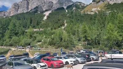 Kaj se dogaja na najvišjem prelazu v državi? Promet usmerjajo policisti, reditelji in ovce