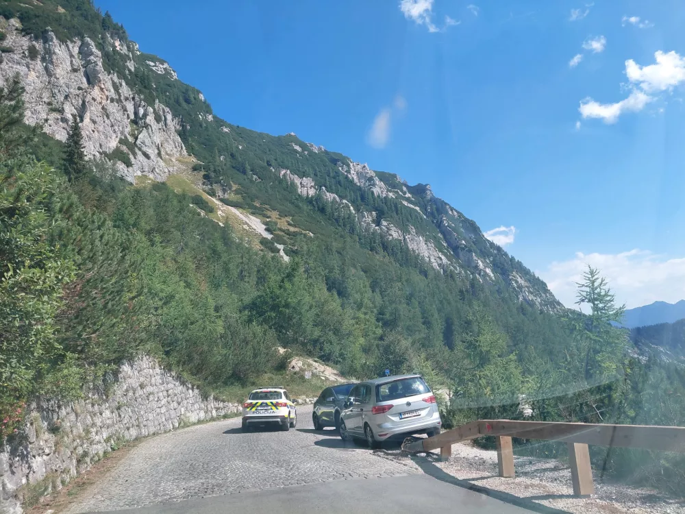 Kaj se dogaja na najvi&scaron;jem prelazu v državi? Promet usmerjajo policisti, reditelji in ovce