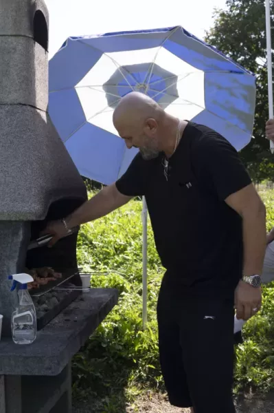 Mojster žara je po družabni hierarhiji na dan piknika absolutno najbolj pomembna oseba, ki je deležen posebne pozornosti. / Foto: Nik Erik Neubauer
