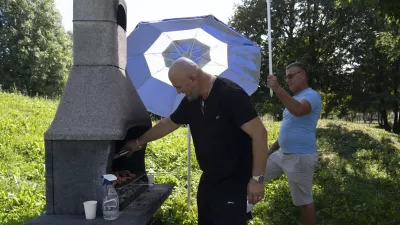 Mojster žara je po družabni hierarhiji na dan piknika absolutno najbolj pomembna oseba, ki je deležen posebne pozornosti. / Foto: Nik Erik Neubauer