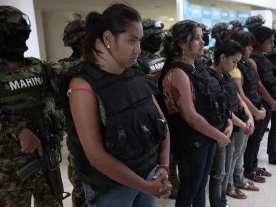 Suspected members of the Zetas cartel are being presented to the media in Mexico City April 17, 2011. Mexico's President Felipe Calderon has pledged to bring the killers behind the mass graves, where nearly 150 bodies have been unearthed, to justice. At least 17 suspects have been arrested so far in connection with the murders including Martin Estrada Luna alias "El Kilo" a suspected leader of the Zetas.  REUTERS/Jorge Dan Lopez (MEXICO - Tags: CRIME LAW CIVIL UNREST)