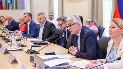 Ljubljana, vlada.Izredna seja Ekonomsko-socialnega sveta (ESS), na kateri so med drugim podali mnenje k predlogu zakona o interventnih ukrepih za razvoj Slovenije, mnenje k predlogu interventnega zakona o dolgotrajni oskrbi in zacasni podpori izvajalcem institucionalnega varstva ter mnenje k predlogu novele zakona o zasebnem varovanju.Predsednik ESS Mitja Gorenscek.