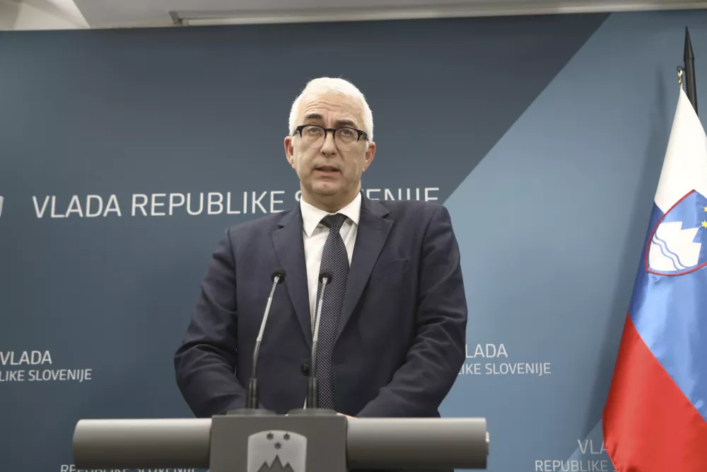 Glavni izvr&scaron;ni direktor Gospodarske zbornice Slovenije Mitja Goren&scaron;ček- 06.12.2023 - Srečanje predsednika vlade Roberta Goloba s predstavniki gospodarskih združenj in organizacij, na katerem bodo razpravljali o predlogu zakona o nujnih ukrepih na področju zdravstvenega varstva. //FOTO: Luka Cjuha