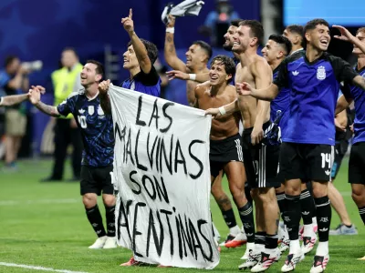 Soccer Football - FIFA World Cup 2026 - Semi Final - England v Argentina - Atlanta Stadium, Atlanta, Georgia, U.S. - July 15, 2026 Argentina's Lisandro Martinez and Giovani Lo Celso celebrate with a Falkland Islands related banner after the match as Argentina qualify for the final of the World Cup REUTERS/Amanda Perobelli   TPX IMAGES OF THE DAY