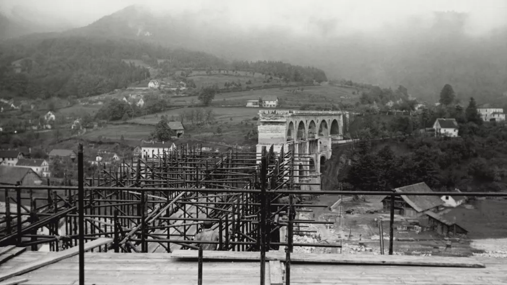 View of the viaduct of Borovnica on the railway line connecting Postojna with Ljubljana (bombed in April by the Yugoslavs), during the refitting operations. Borovnica, June 1941. (Photo by Mondadori via Getty Images) / Foto: Mondadori Portfolio