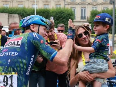 Cycling - Tour de France - Stage 12 - Circuit Nevers Magny-Cours to Chalon-sur-Saone - Chalon-sur-Saone, France - July 16, 2026 Soudal - Quick Step's Tim Merlier celebrates with his family, Cameron Vandenbroucke and his son Jules Merlier after winning stage 12 REUTERS/Stephanie Lecocq/Pool