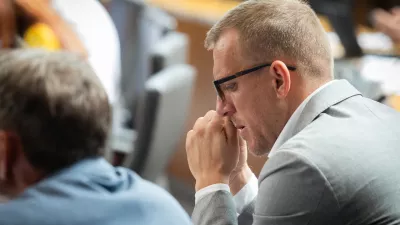 Ljubljana, DZ.Izredna seja DZ, na kateri med drugim obravnavajo predlog zakona o izvajanju uredbe EU o ustanovitvi skupnega podjetja za evropsko visokozmogljivostno racunalnistvo.Poslanec Resnice Boris Mijic.