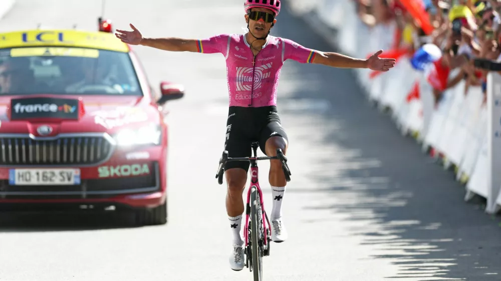 Cycling - Tour de France - Stage 18 - Voiron to Orcieres-Merlette - Orcieres-Merlette, France - July 23, 2026 EF Education - EasyPost's Richard Carapaz celebrates as he crosses the finish line to win stage 18 REUTERS/Gonzalo Fuentes