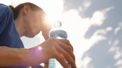 Woman drinking water in extreme summer heat wave. / Foto: Kieferpix Getty Images