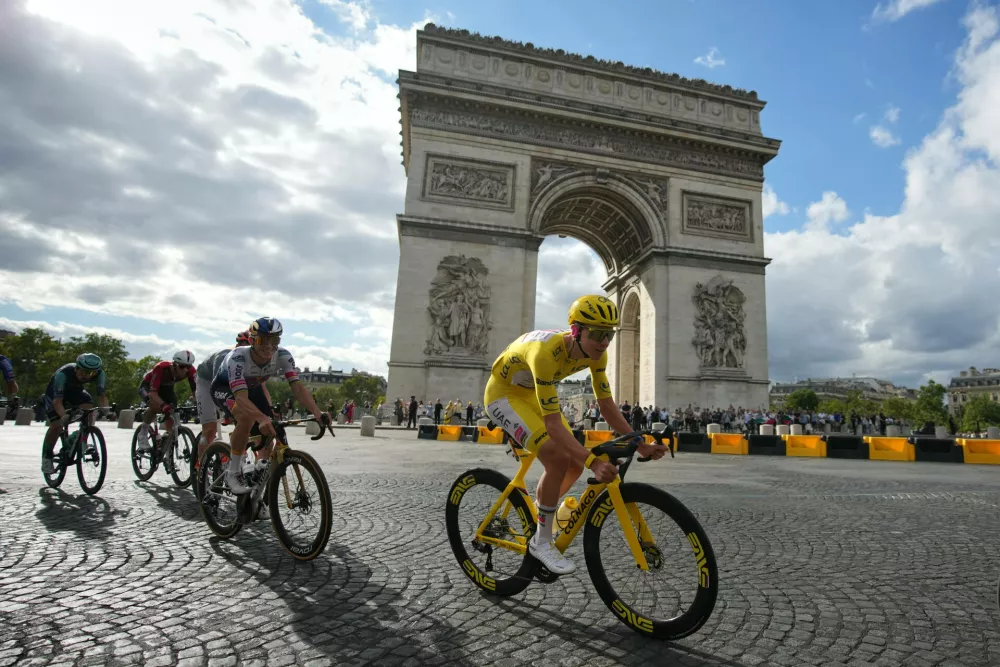 Slovenia's Tadej Pogacar, wearing the overall leader's yellow jersey, rides in front of the Arc de Triomphe during the last stage of the Tour de France cycling race with start and finish in Paris, Sunday, July 26, 2026. (AP Photo/Mosa'ab Elshamy) / Foto: Mosa'ab Elshamy