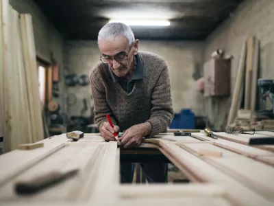 Close up shot of old master carpenter working in his woodwork or workshop / Foto: Duxx Getty Images/istockphoto