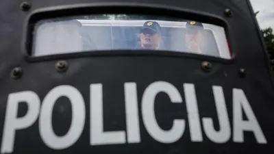 - simbolična fotografija - - policijski &scaron;čitnik - proti demonstracijski &scaron;čit; - - 27.06.2016 - POLICIJA - Dan Policije - Osrednja prireditev ob dnevu slovenske policije v spomin na organiziran in profesionalen upor agresorju na ozemlju Republike Slovenije ter v spomin na dogodek leta 1991, ko so se policisti spopadli z Jugoslovansko ljudsko armado na mejnem prehodu Holmec,  //FOTO: Luka Cjuha