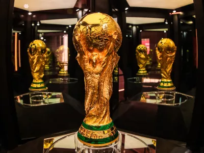 Pokal, ki je razstavljen na stadionu v Monterreyu v Mehiki. Slika je nastala v sobot. 