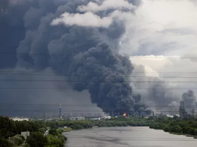 FILE PHOTO: Thick plumes of smoke with flames rise from an oil refinery following a Ukrainian drone attack in the course of Russia-Ukraine conflict, in Moscow, Russia, June 18, 2026, in this picture obtained from social media. SOCIAL MEDIA/via REUTERS THIS IMAGE HAS BEEN SUPPLIED BY A THIRD PARTY./File Photo
