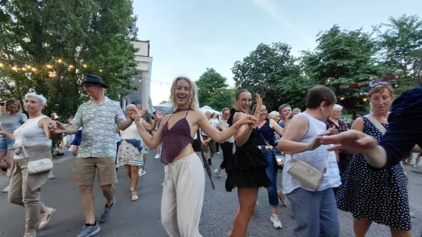 (REPORTAŽA) Poletni utrip v Ljubljani: Ko se neznanci spremenijo v plesne partnerje