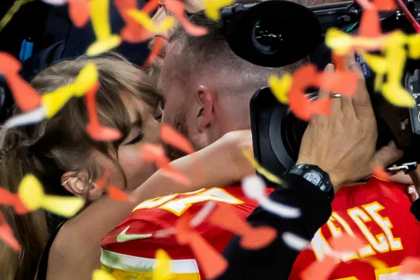FILE PHOTO: Football - NFL - Super Bowl LVIII - Kansas City Chiefs v San Francisco 49ers - Allegiant Stadium, Las Vegas, Nevada, United States - February 11, 2024 Kansas City Chiefs' Travis Kelce kisses partner Taylor Swift as they celebrate after Kansas City Chiefs win Super Bowl LVIII REUTERS/Carlos Barria/File Photo
