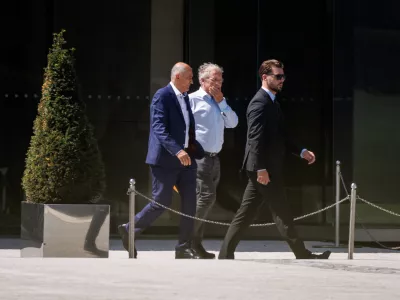 Brdo pri Kranju, Kongresni center Brdo.Predsedniki strank vladajoce koalicije, clani vlade ter koalicijski poslanci so se sestali na koalicijskem vrhu, na katerem so predstavili normativni nacrt dela vlade do konca leta.