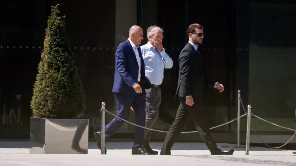 Brdo pri Kranju, Kongresni center Brdo.Predsedniki strank vladajoce koalicije, clani vlade ter koalicijski poslanci so se sestali na koalicijskem vrhu, na katerem so predstavili normativni nacrt dela vlade do konca leta.