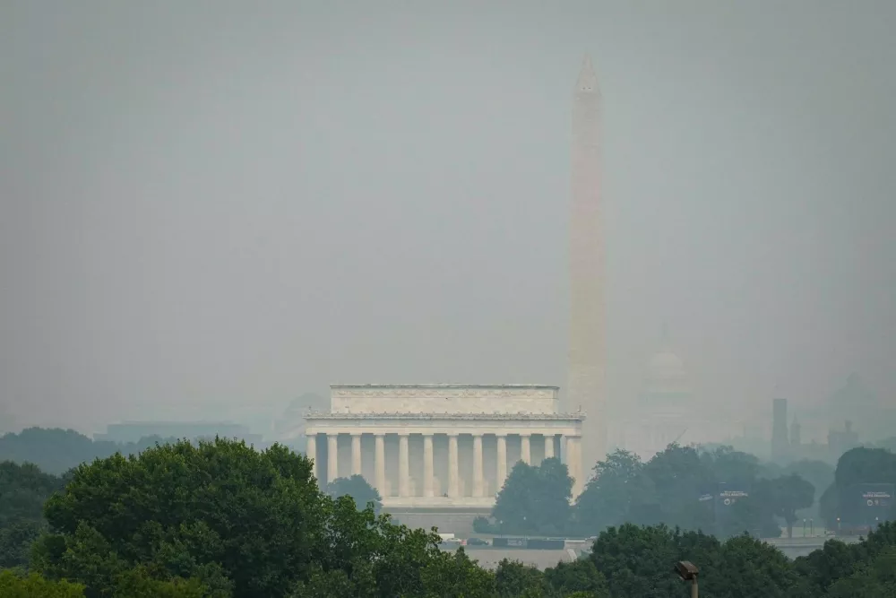 The Washington Monument and Lincoln Memorial in smoky conditions due to the Canadian wildfires, in Washington, D.C., U.S., July 17, 2026. REUTERS/Al Drago
