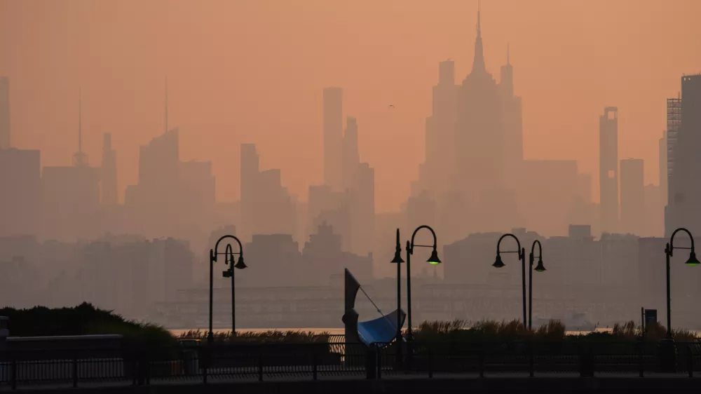 The New York City skyline is seen through a cover of wildfire smoke, in Jersey City, https://se.dnevnik.si/images/spacer_w.gifN.J., Friday, July 17, 2026. (AP Photo/Ryan Murphy)